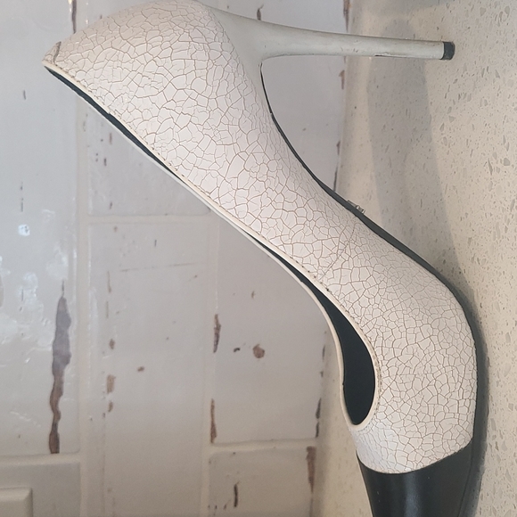 Kenneth Cole white and black high heels - Picture 6 of 6